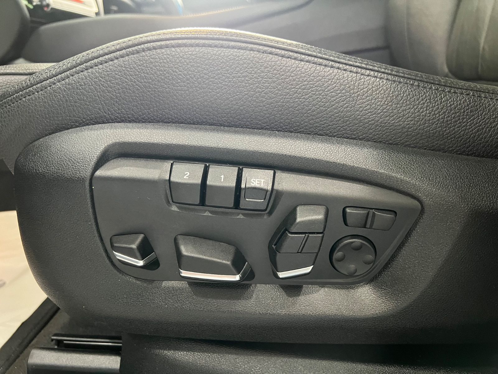 Fahrzeugabbildung BMW X6 xDrive 30 d M Sport Paket *4xSitzh*Head-Up*