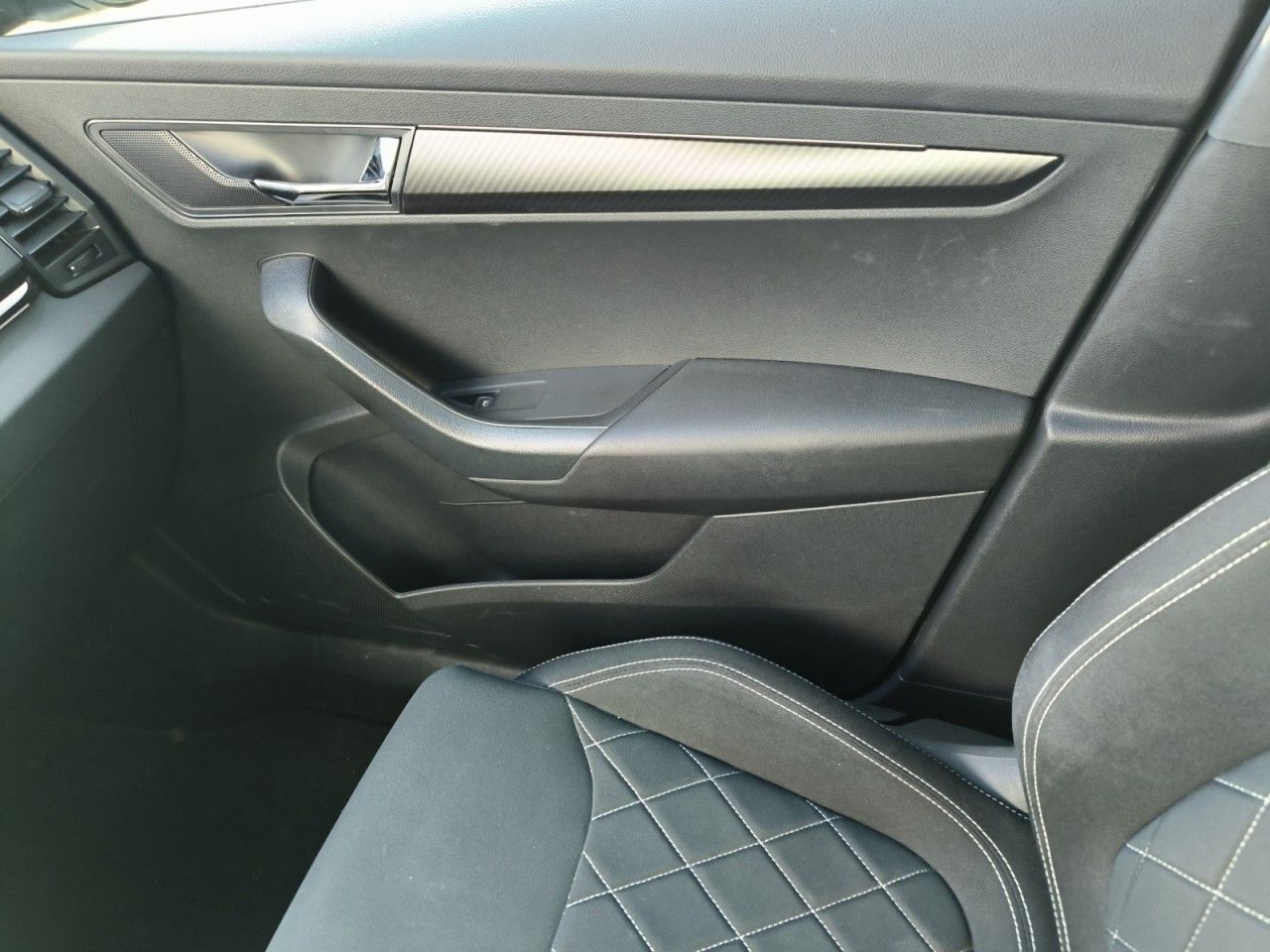 Fahrzeugabbildung SKODA Karoq Sportline 4x4 DSG,Navi,LED,SHZ