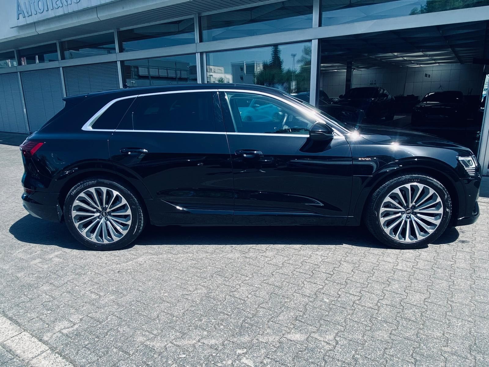 Fahrzeugabbildung Audi e-tron 55 Quat S LINE LUFT+LED+NAVI+SHZ+KAM+B&O+