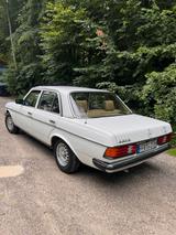 Mercedes-Benz 230 - Mercedes-Benz 230 mit 5 Türen