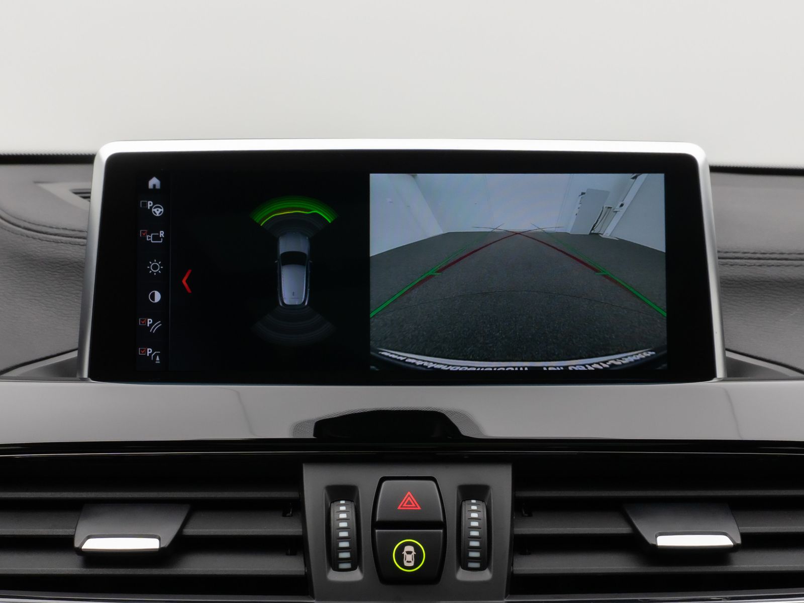 Fahrzeugabbildung BMW X2 sD18i Panorama Kamera DAB HiFi Komfort MSport