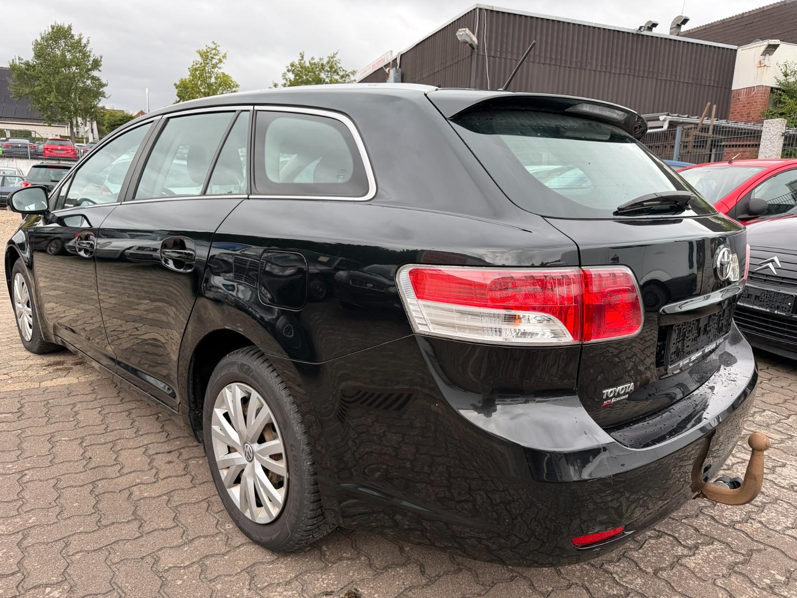 Toyota Avensis 2011 — rear view