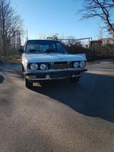 BMW Bmw e28 518i - BMW 518 mit Benzin-Antrieb: Limousine