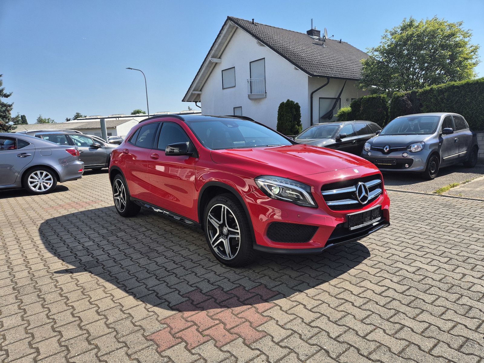 MERCEDES-BENZ GLA 200 Street Style, AMG-Line, Kamera, PDC, Nav
