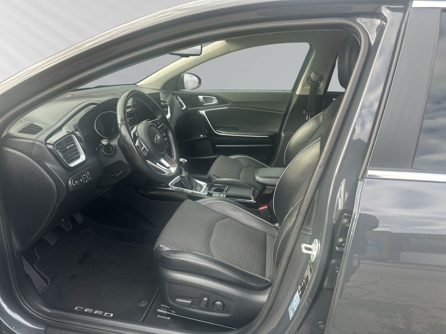 Fahrzeugabbildung Kia Ceed_sw Spirit 1.4 T-GDI TECH +Navi+Leder+Memory