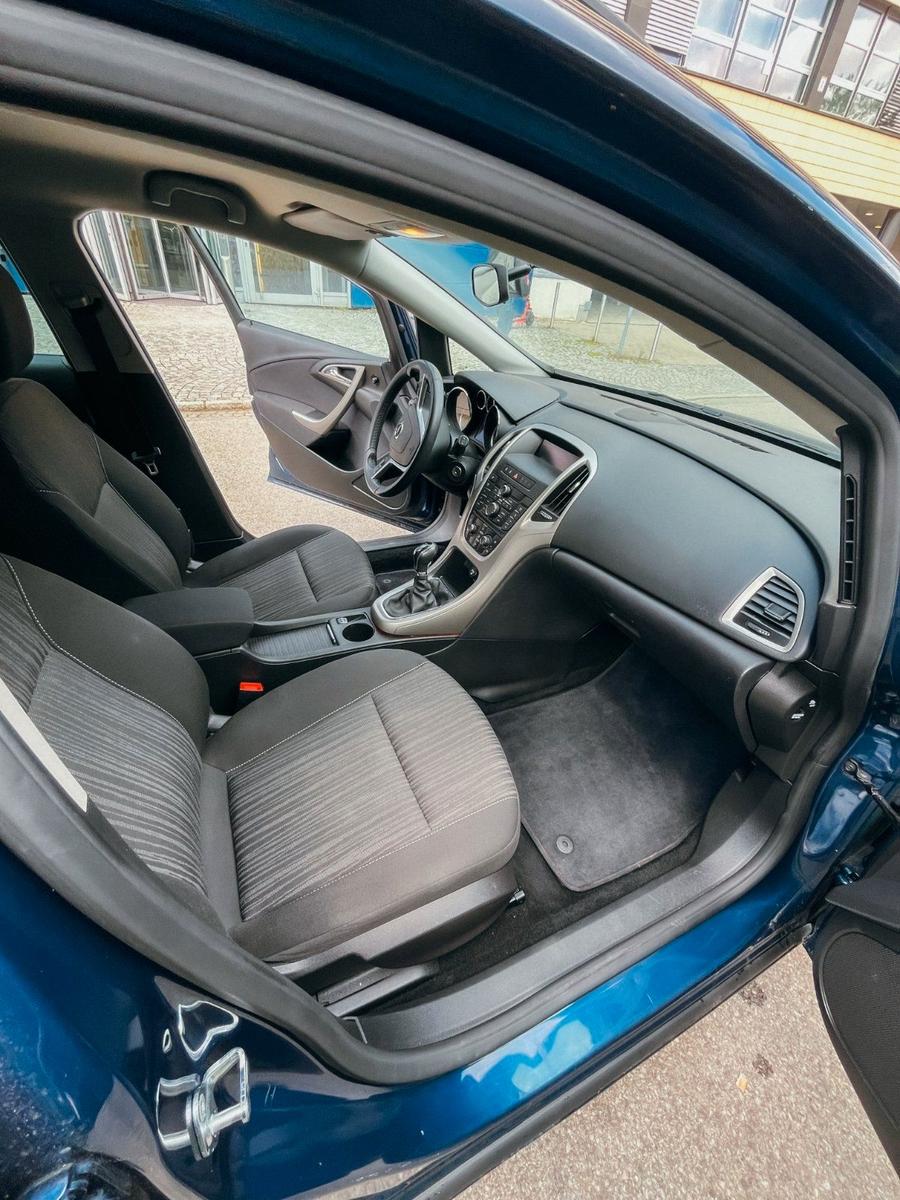 Opel Astra 2011 — photo 8