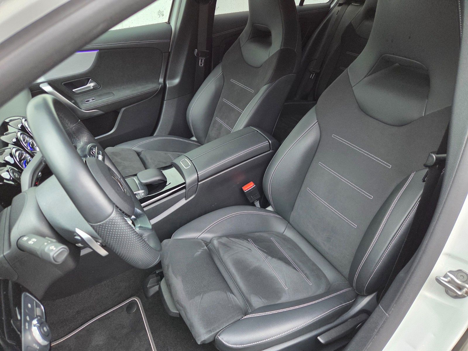 Mercedes-Benz A 180 d Edition AMG-Line Pano 19 Zoll foto 4