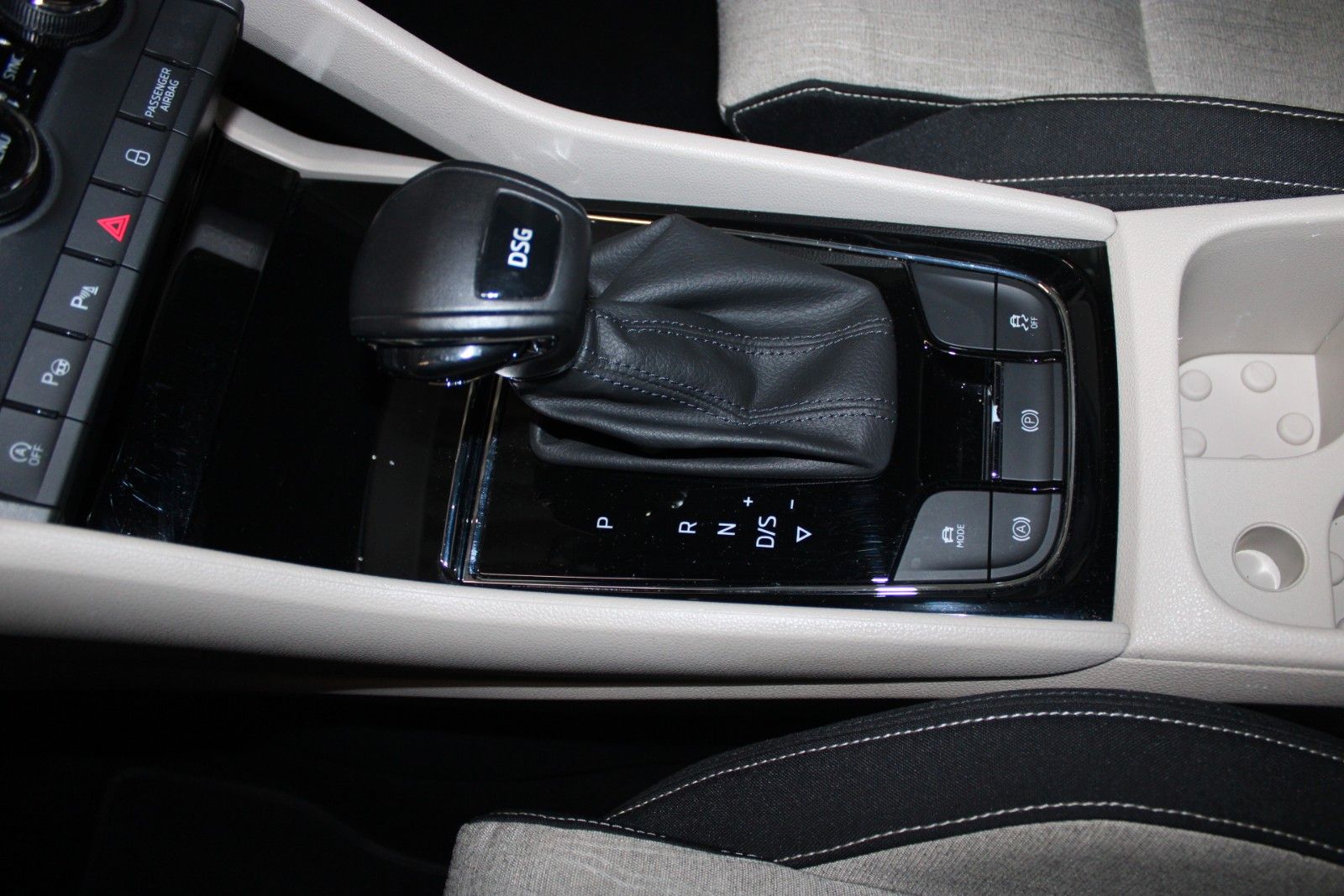 Fahrzeugabbildung SKODA Karoq 1.5 TSI ACT DSG Style LED AHK NAVI WinterP