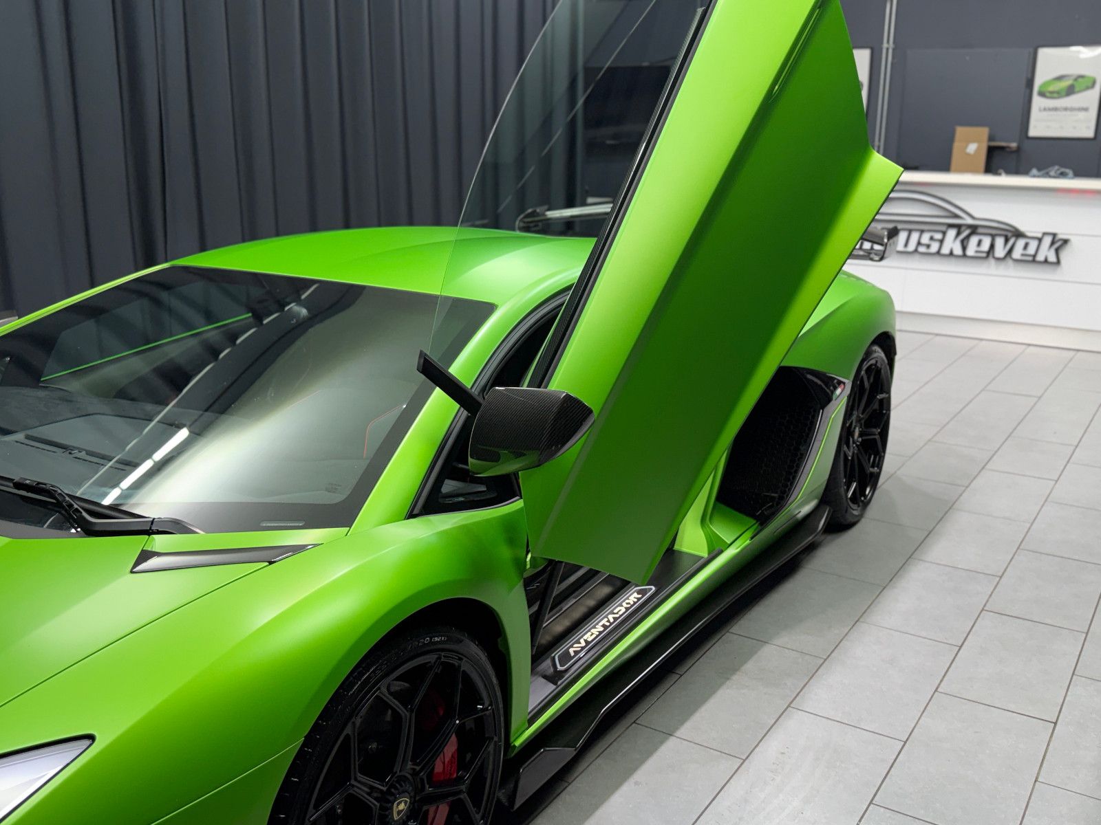 Fahrzeugabbildung Lamborghini Aventador SVJ | FULL CARBON|LIFT|SENSONUM|PPF|