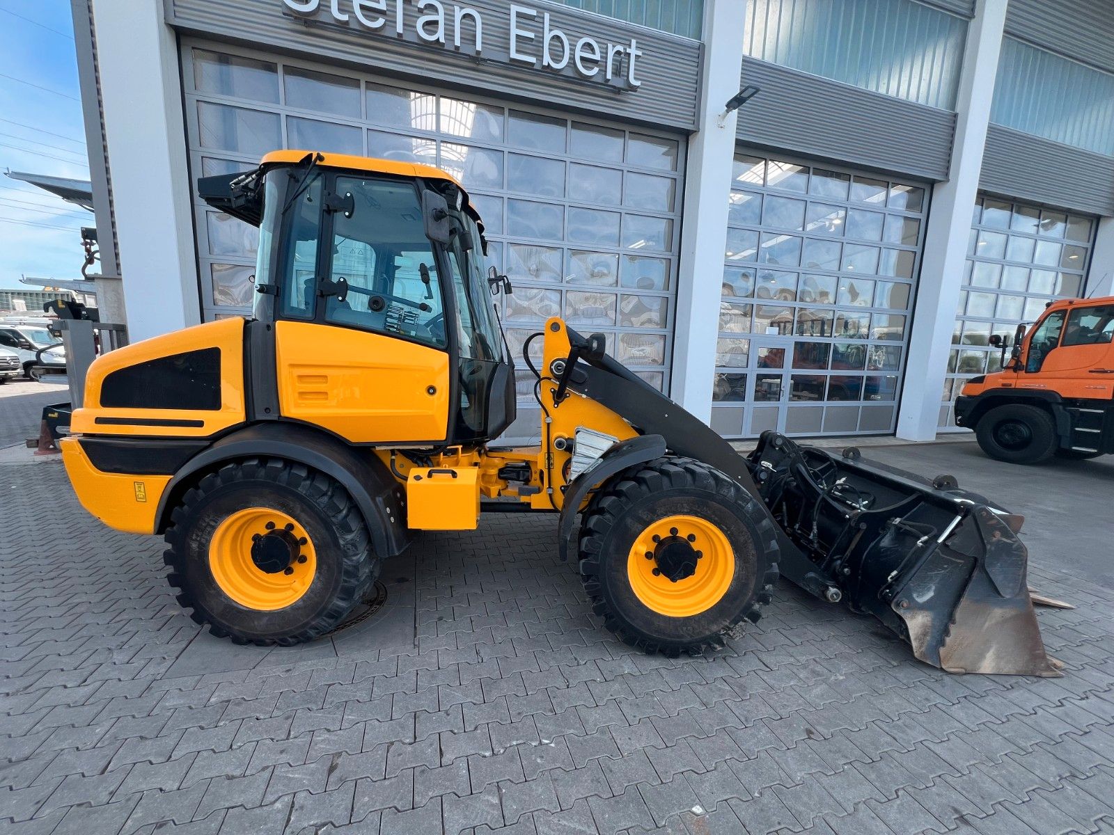 Fahrzeugabbildung JCB 409 SV / nur 2.496h / Klima Klappschaufel Gabel