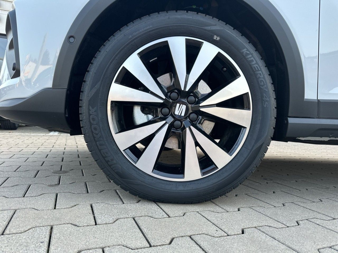 Fahrzeugabbildung SEAT Arona FR 1.0 TSI 116 PS 7-Gang-DSG - mit KI generiert/bearbeitet