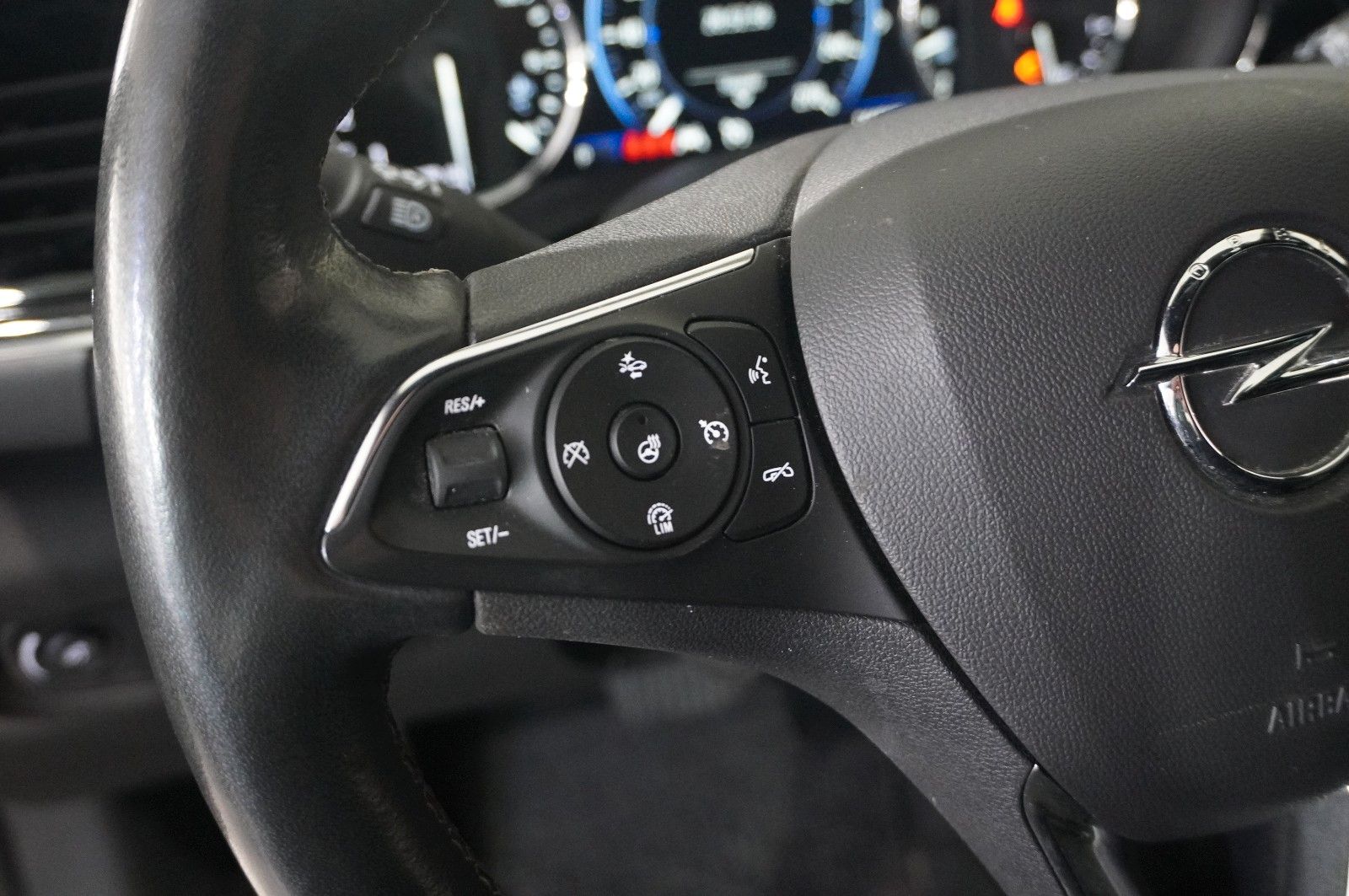 Fahrzeugabbildung Opel Insignia B ST 2.0D BUSI. 4X4 NAVI/LED/KAMERA/DAB