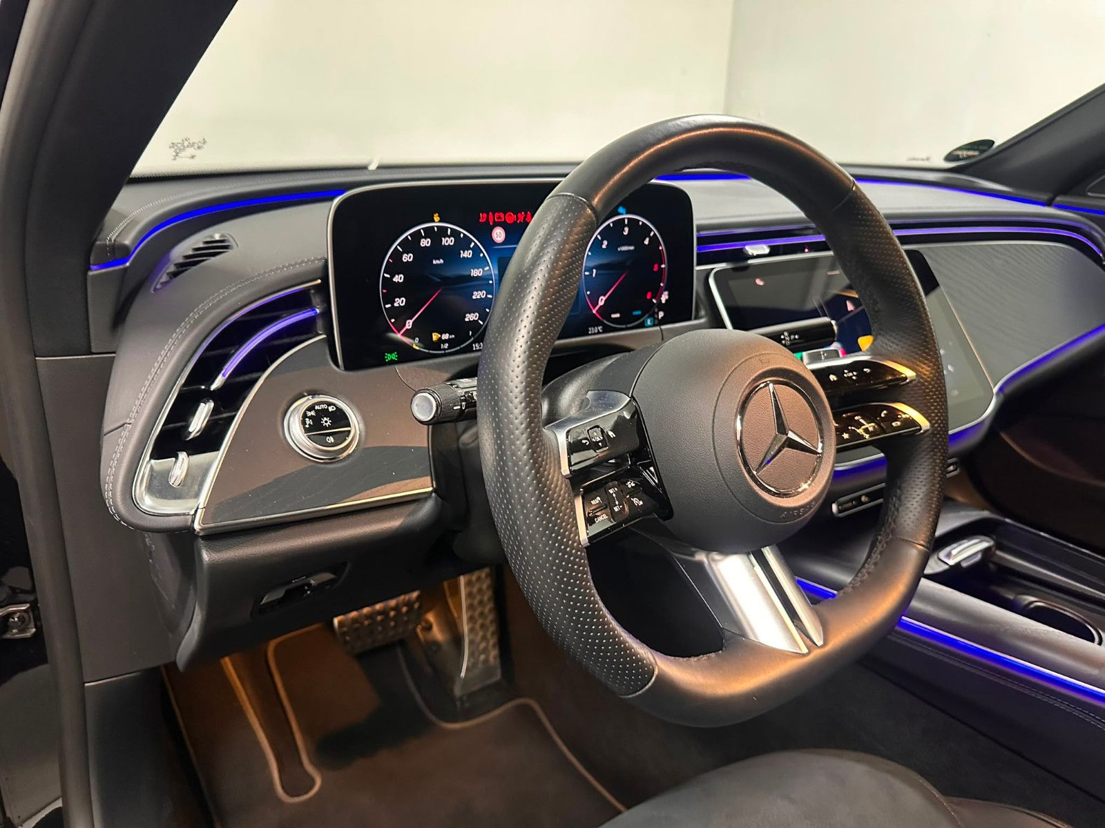 Fahrzeugabbildung Mercedes-Benz E 220 d 4MATIC T *AMG-LINE ADVANCED*PANO*KEYGO*