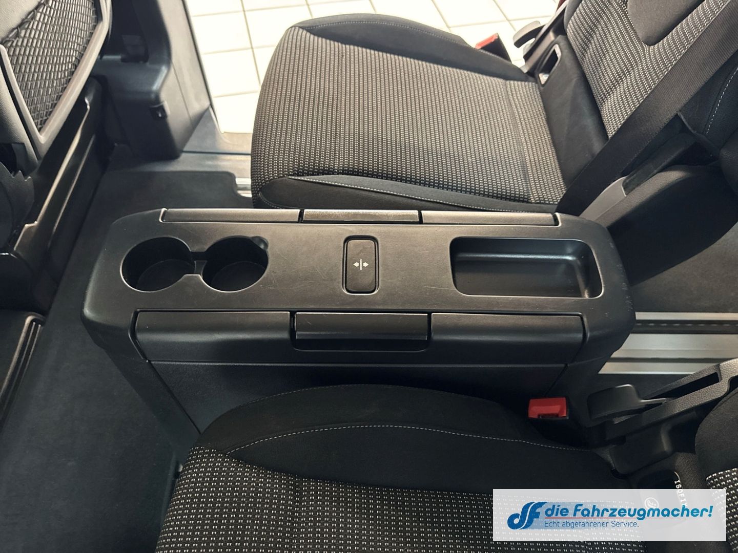Fahrzeugabbildung Mercedes-Benz V 220 d RISE kompakt Navi Apple CarPlay Android