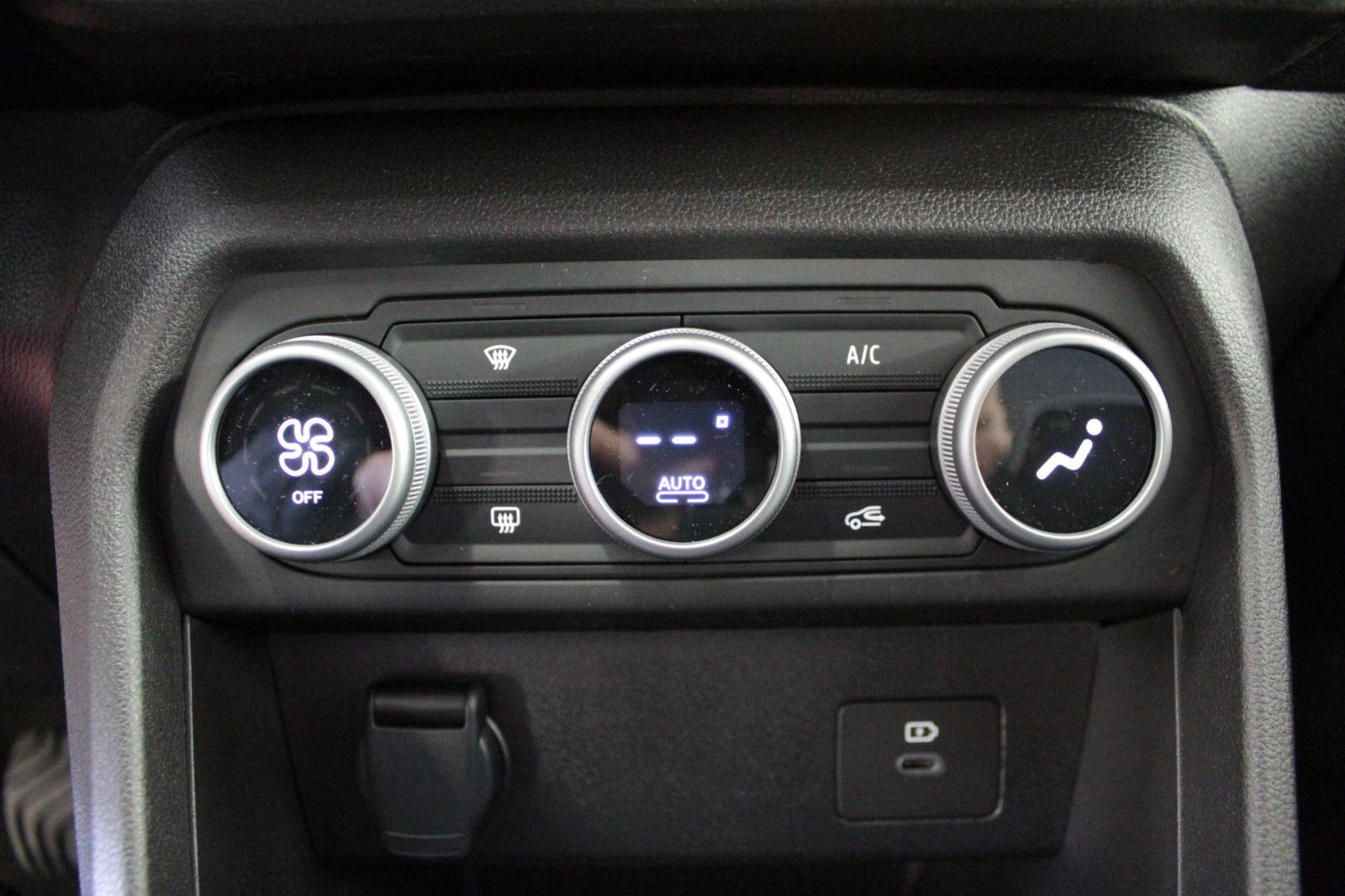 Fahrzeugabbildung Dacia Jogger ECO-G 100 Expression 5-Sitzer *Winterpak*