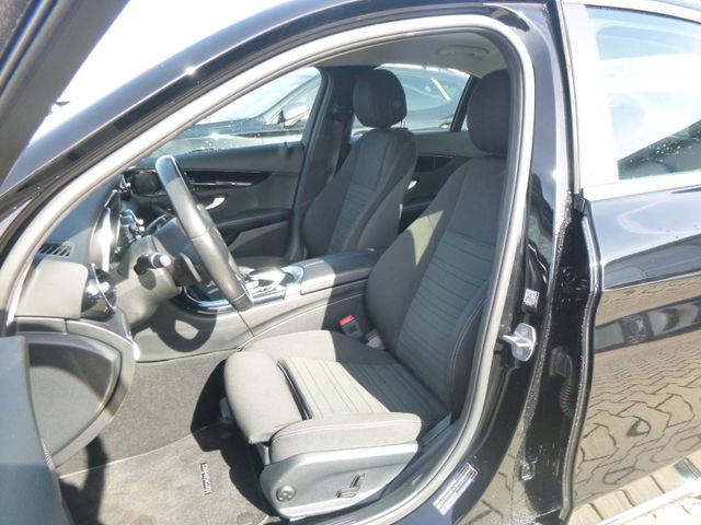 Fahrzeugabbildung Mercedes-Benz C 180 CGI Lim >AUT/NAV/LED/SHZ/PDC/KAM/Distronic