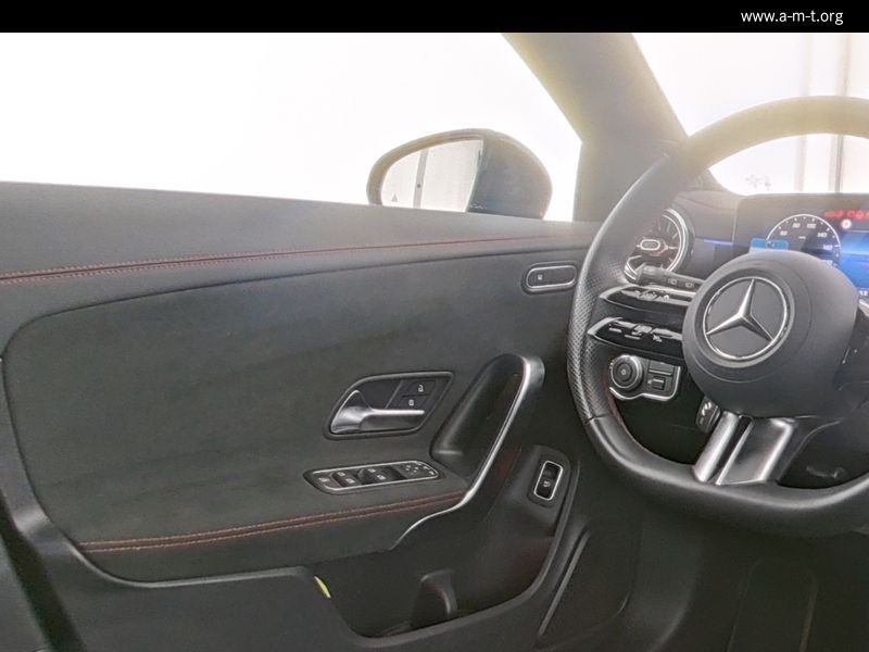 MERCEDES-BENZ CLA 200 Shooting Brake
