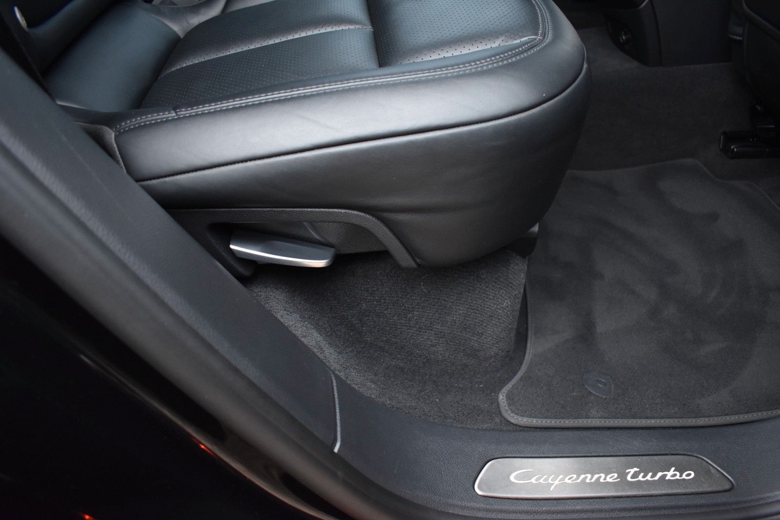 Fahrzeugabbildung Porsche Cayenne Turbo Panorama AHK Sport Chrono Keramik