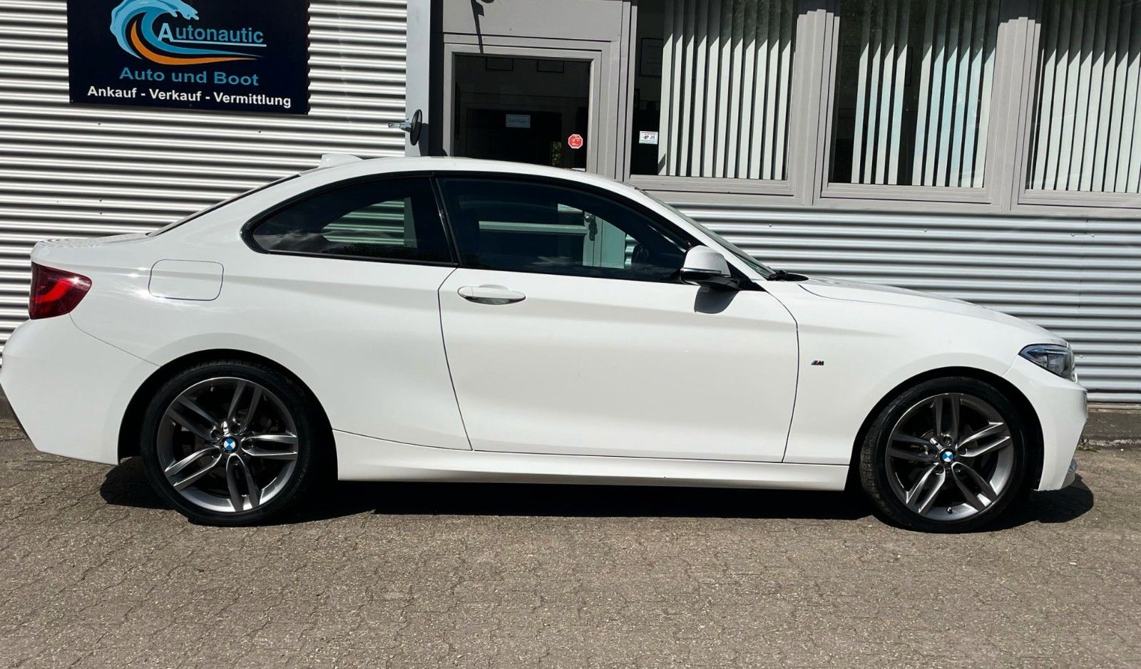 Fahrzeugabbildung BMW 220d Coupe SAG M SPORT PAKET NAVI GSD H&K SOUND