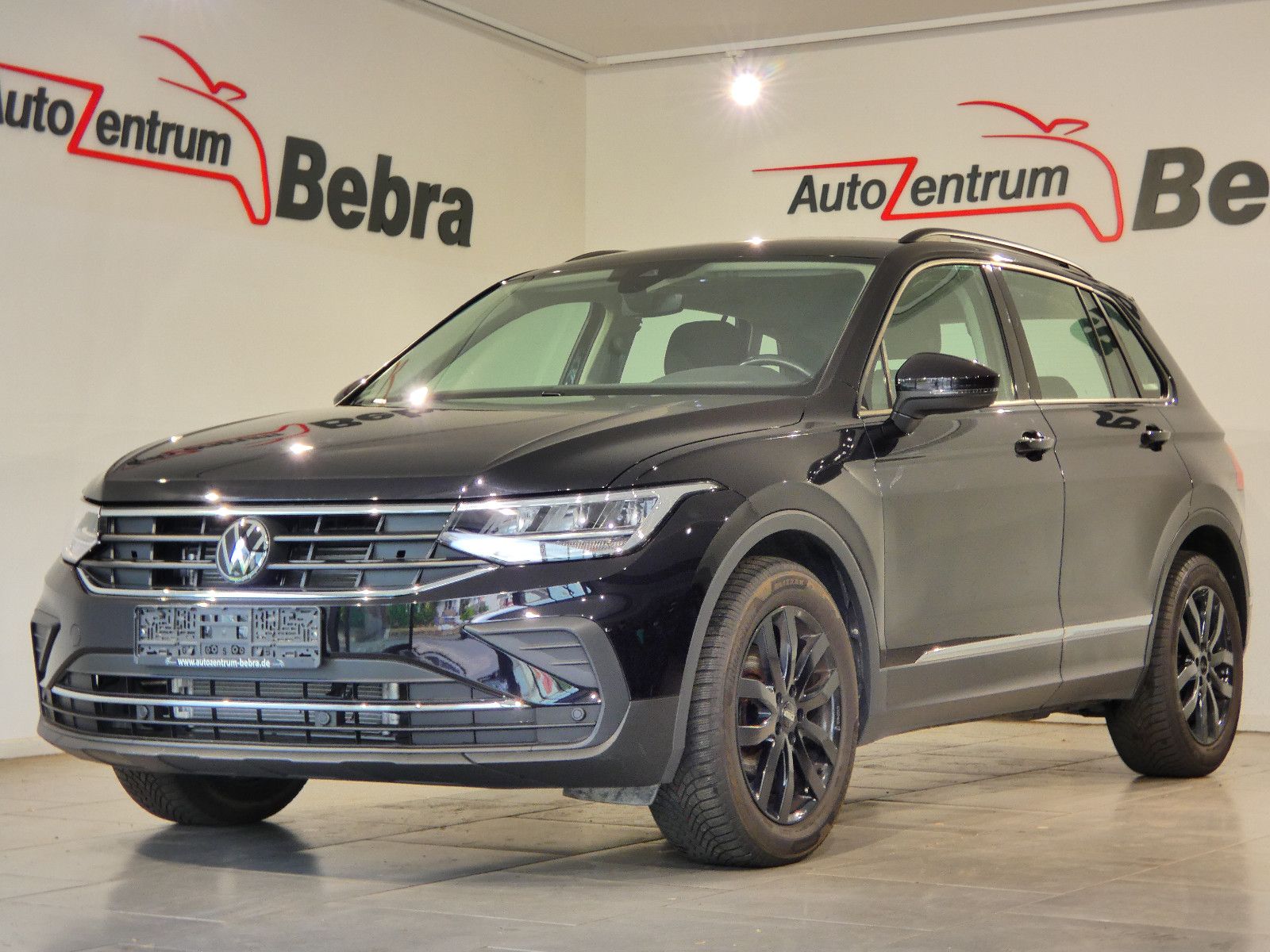 Volkswagen Tiguan - 1