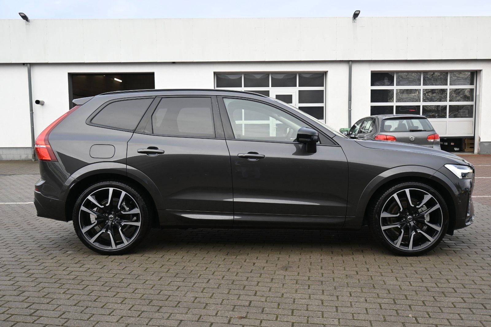Fahrzeugabbildung Volvo XC60 B4D AWD Ultimate Dark*STDHZG*B&W*LUFT*ACC
