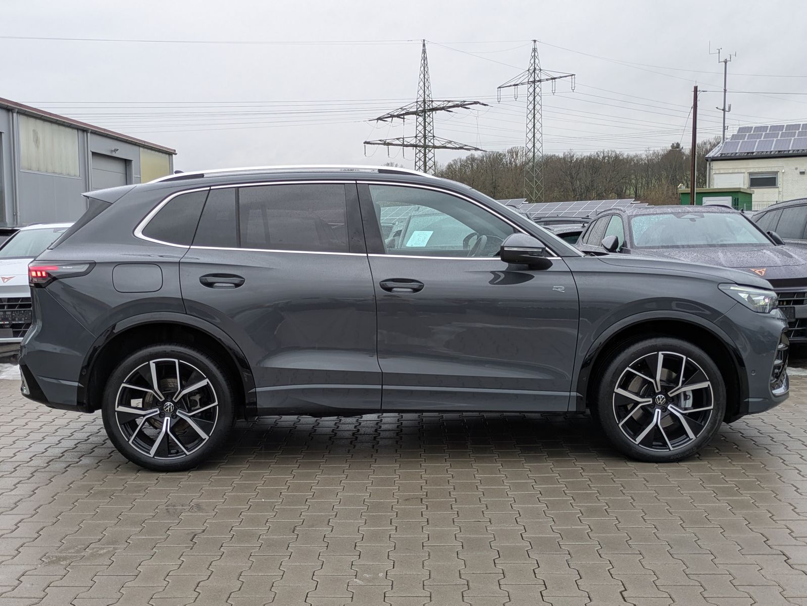 Fahrzeugabbildung Volkswagen Tiguan 2.0 TDI 4M R-Line PANO*H&K*AHK*MATRIX*20"