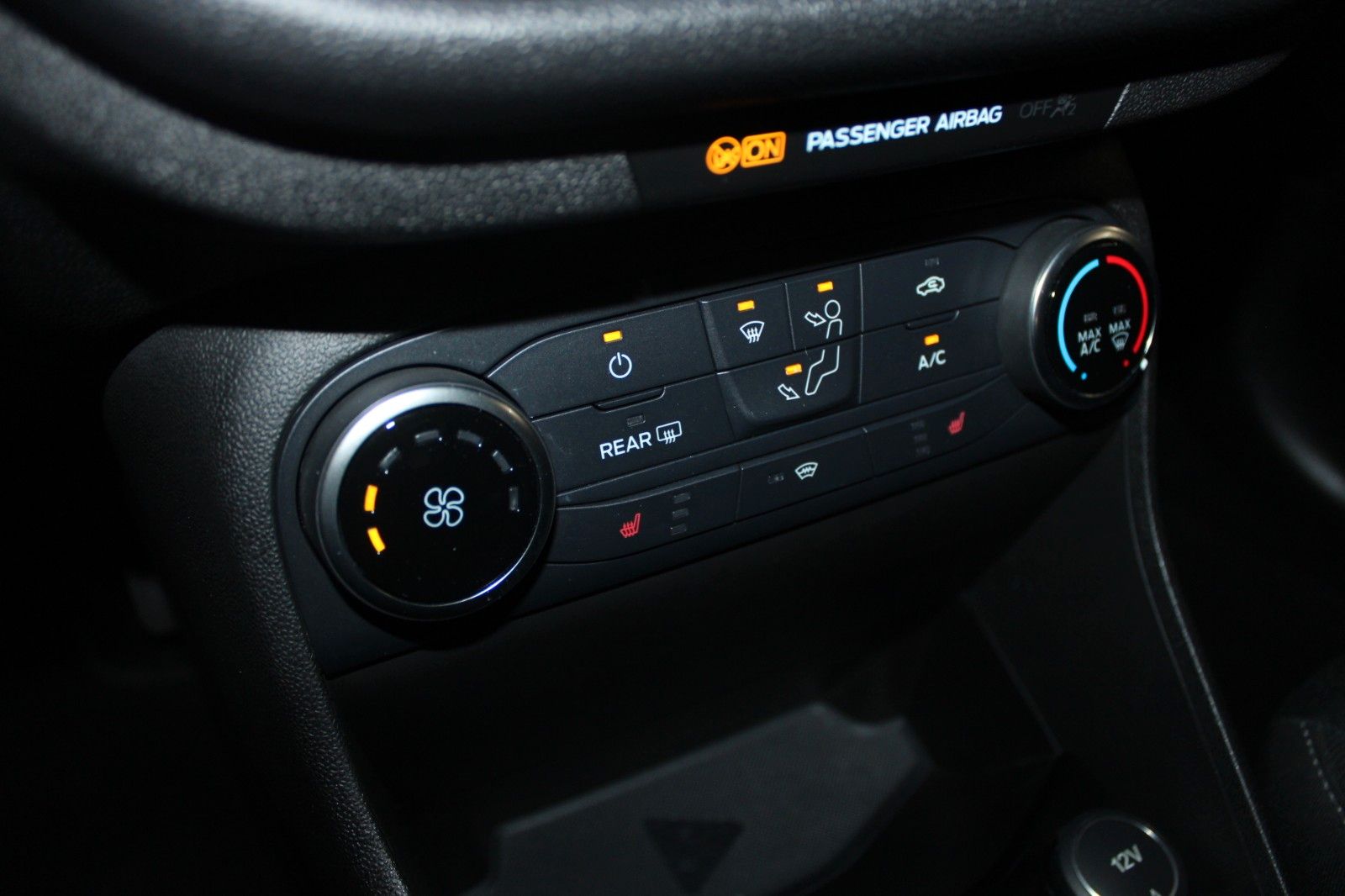 Fahrzeugabbildung Ford Fiesta Cool & Connect 5-T CAM PDC KLIMA WinterP.