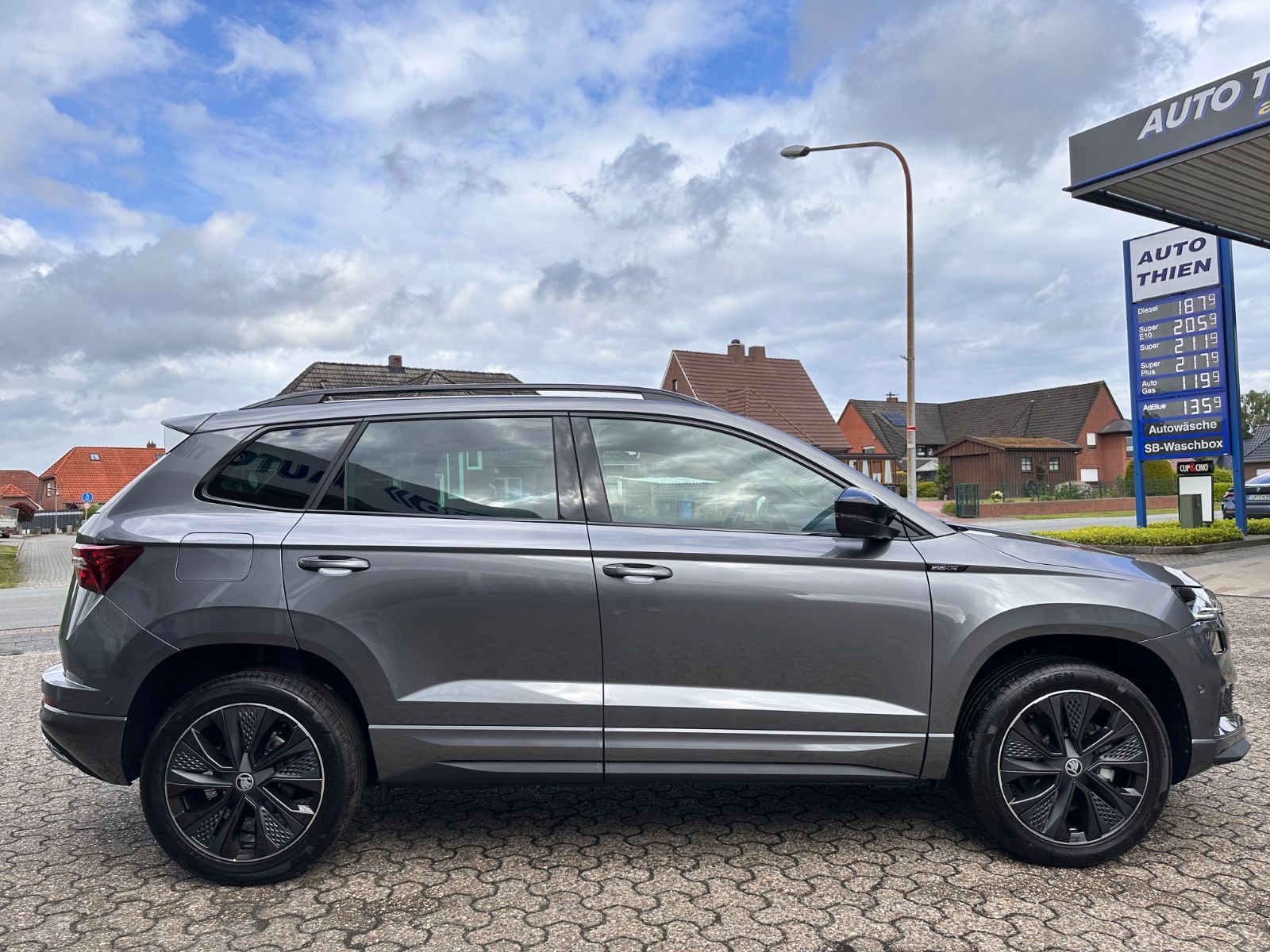 Fahrzeugabbildung SKODA Karoq Sportline 1.5 TSI DSG Matrix/AHK/Navi/ACC