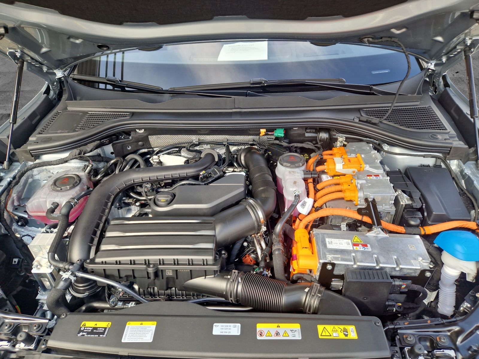 Fahrzeugabbildung Volkswagen Passat Variant 1.5 TSI eHybrid R-Line Matrix AHK