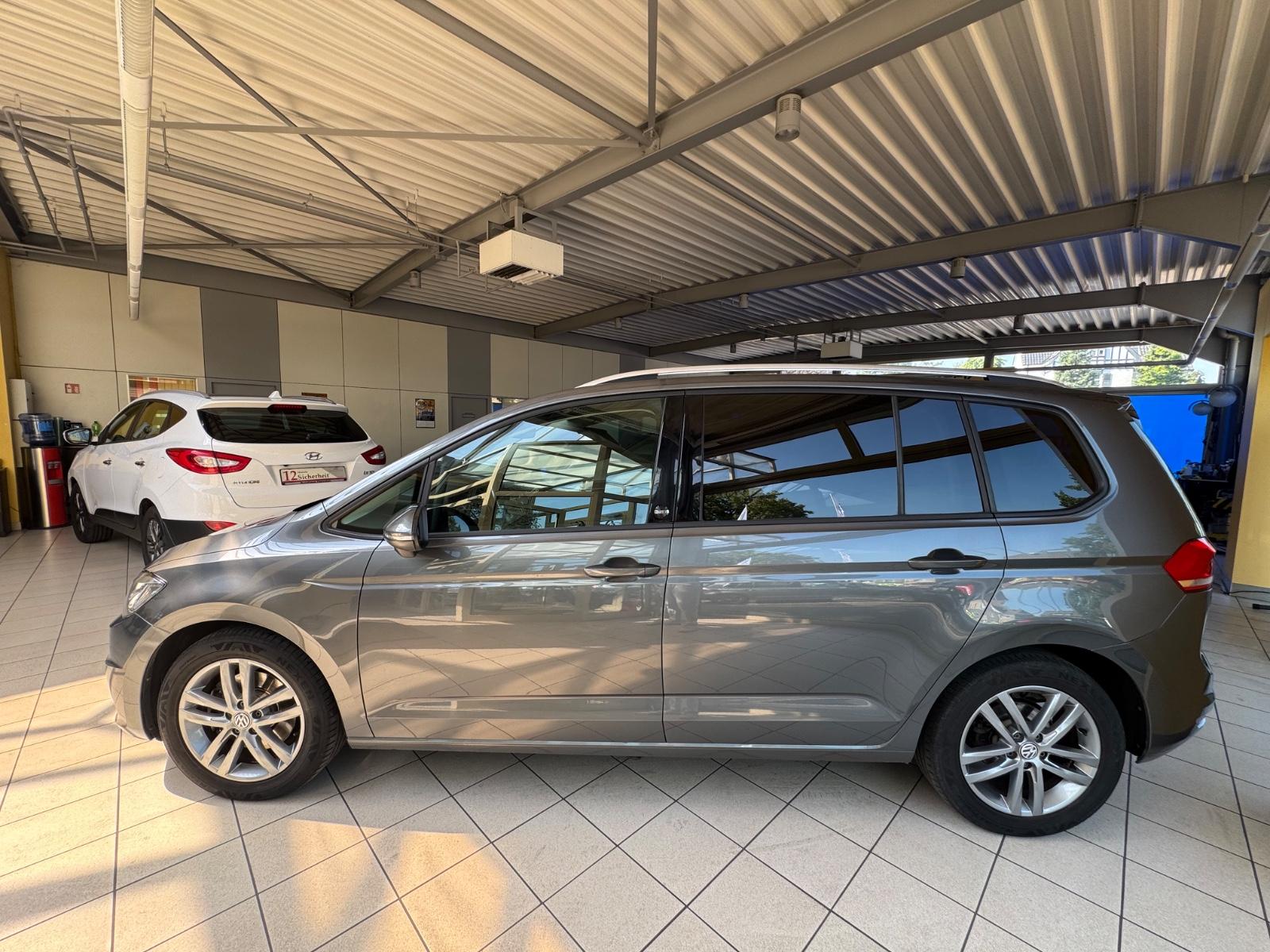 Volkswagen Touran*Navi*PDC*AHK*LED*1. Hd*Scheckheft*