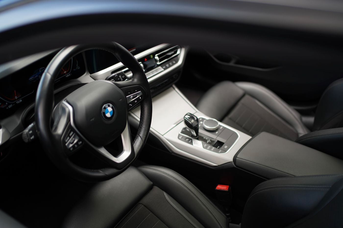 Fahrzeugabbildung BMW 330i Advantage +AHK+Glasdach+Head Up+Laserlicht+