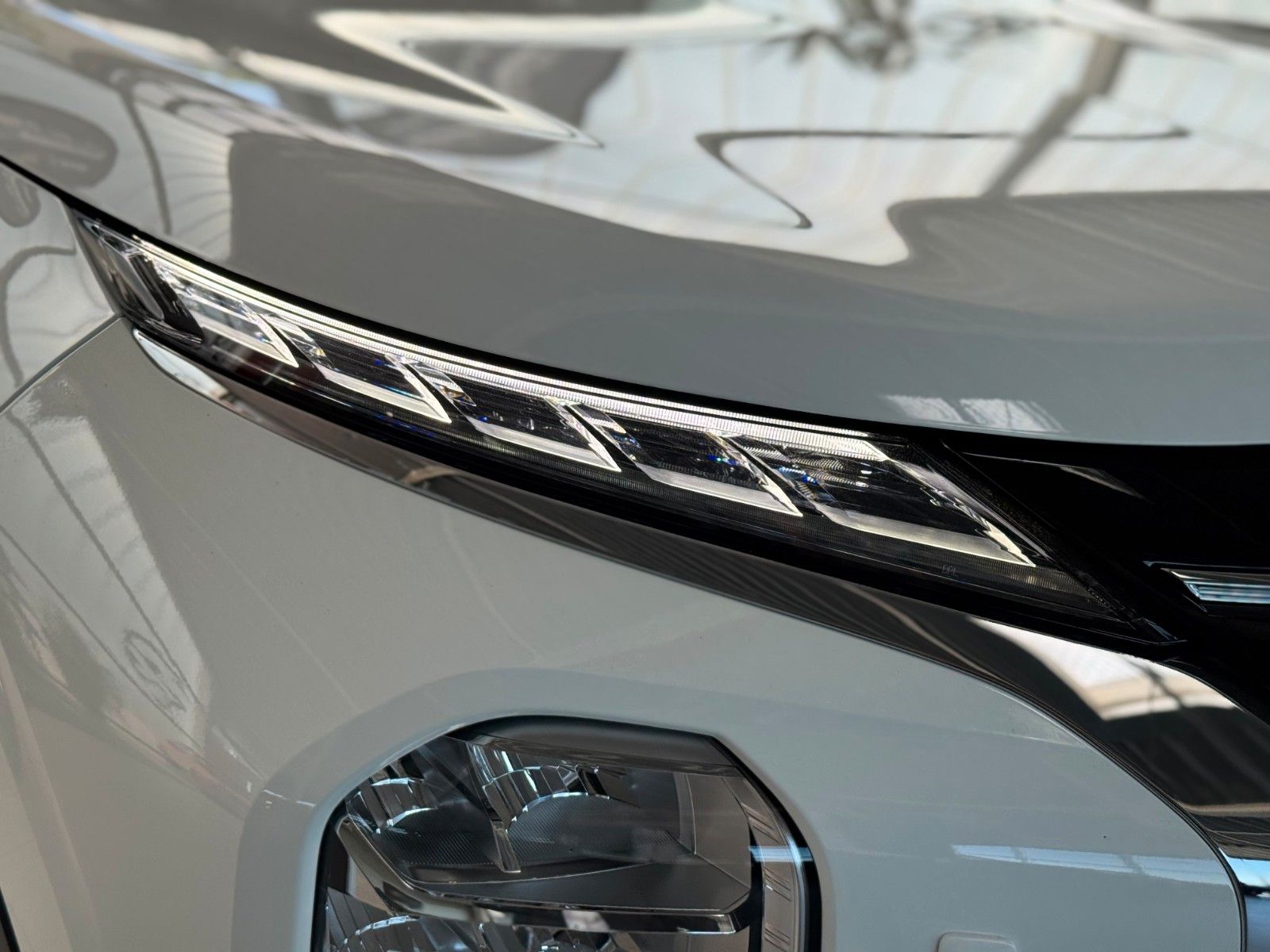 Fahrzeugabbildung Mitsubishi Outlander 2.4 PLUG-IN HYBRID 4WD TOP