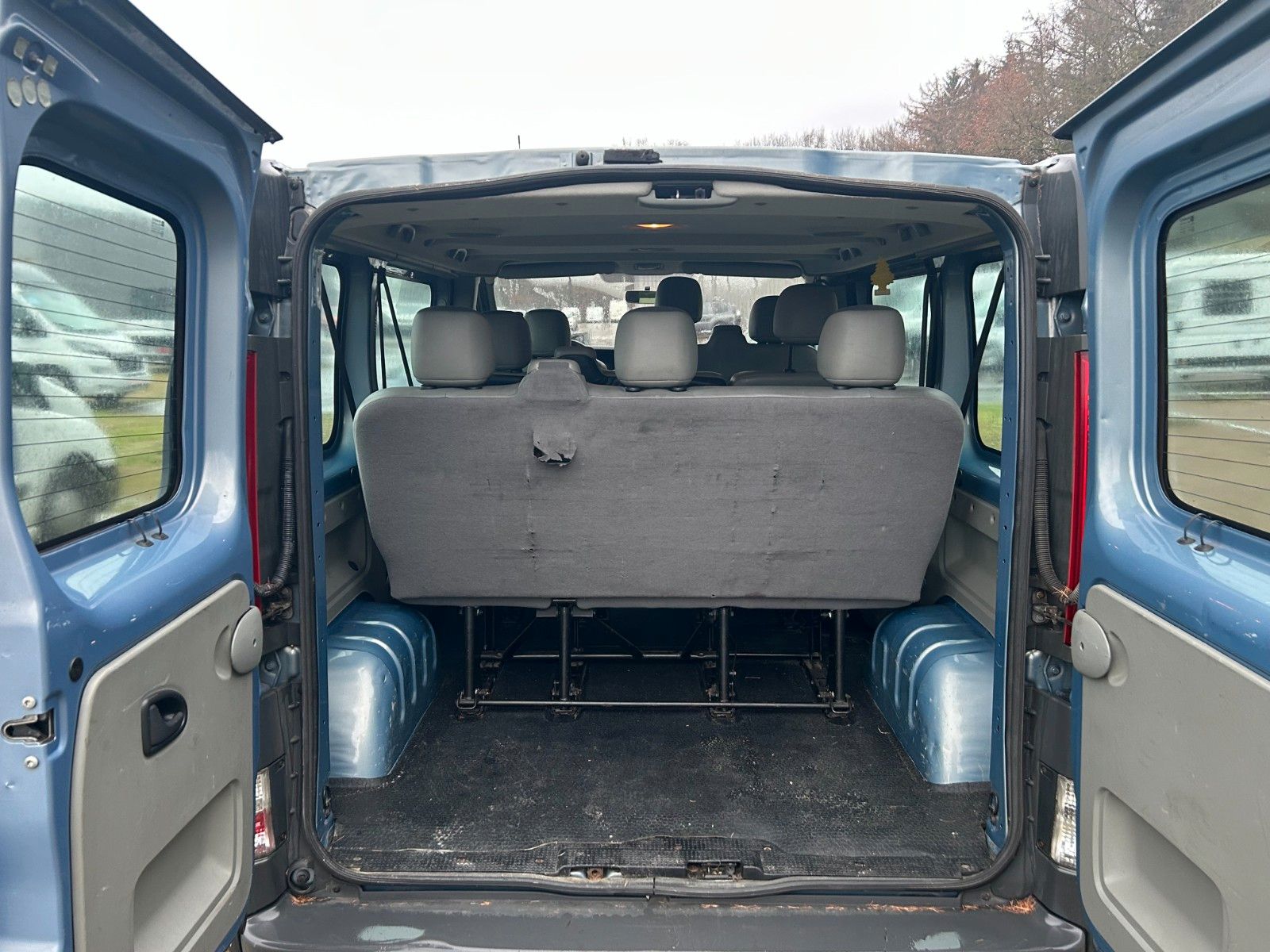 Fahrzeugabbildung Opel Vivaro 2.5 Kombi L1H1 9 Sitzer