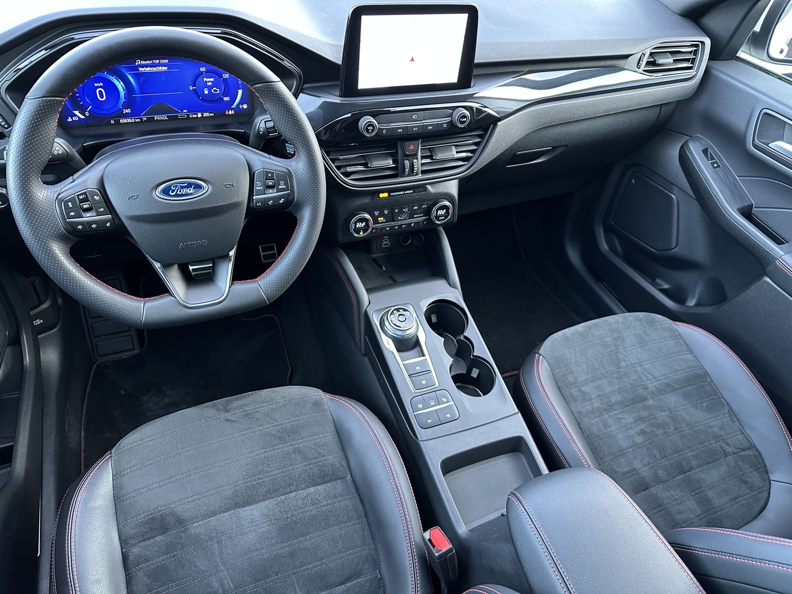 Fahrzeugabbildung Ford Kuga ST-Line X NAV+LED+PANO+AHK+20ZO+ACC+KAMERA