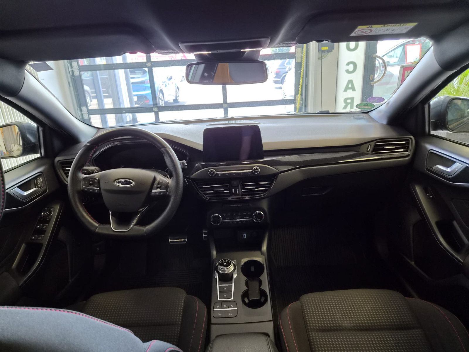 Fahrzeugabbildung Ford Focus Lim. ST-Line / NAVI / KAMERA /1. Hand