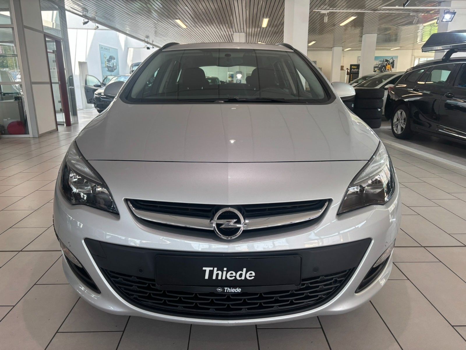 Fahrzeugabbildung Opel Astra J ST 1.4T Edition AHK/ALLWETTER/SHZ/NAVI