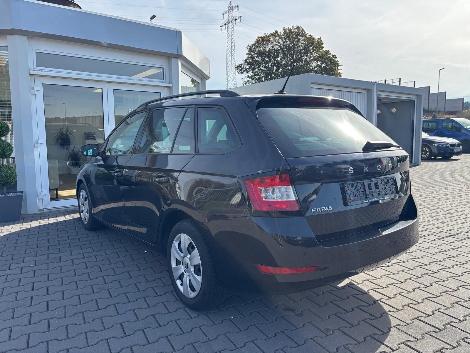 Fahrzeugabbildung SKODA Fabia Combi DSG BUSINESS-NAV-PDC-SHZ-APPS-TEMP