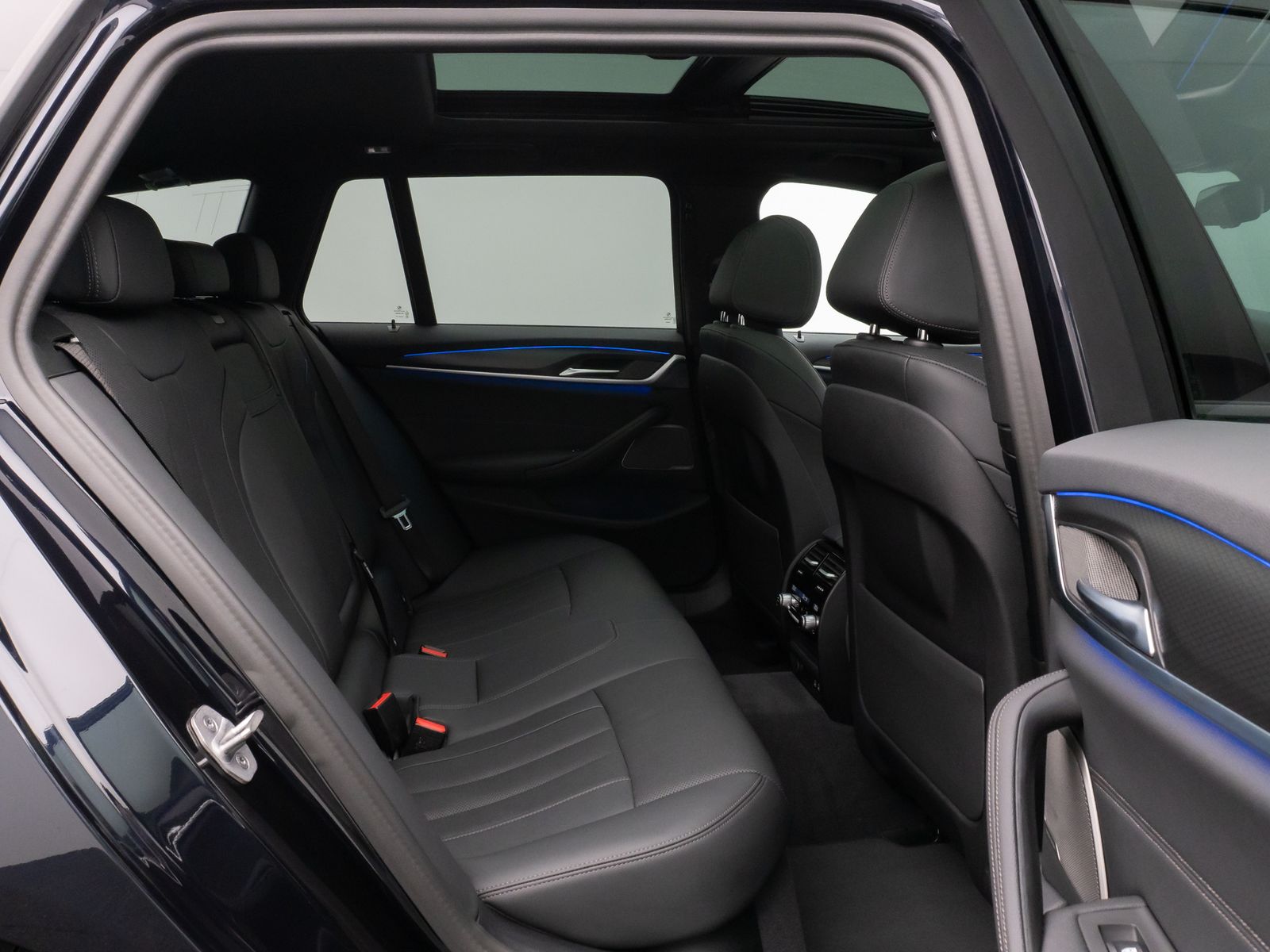 Fahrzeugabbildung BMW 520d xD M Sport Panorama Kamera HUD DAB H/K AHK