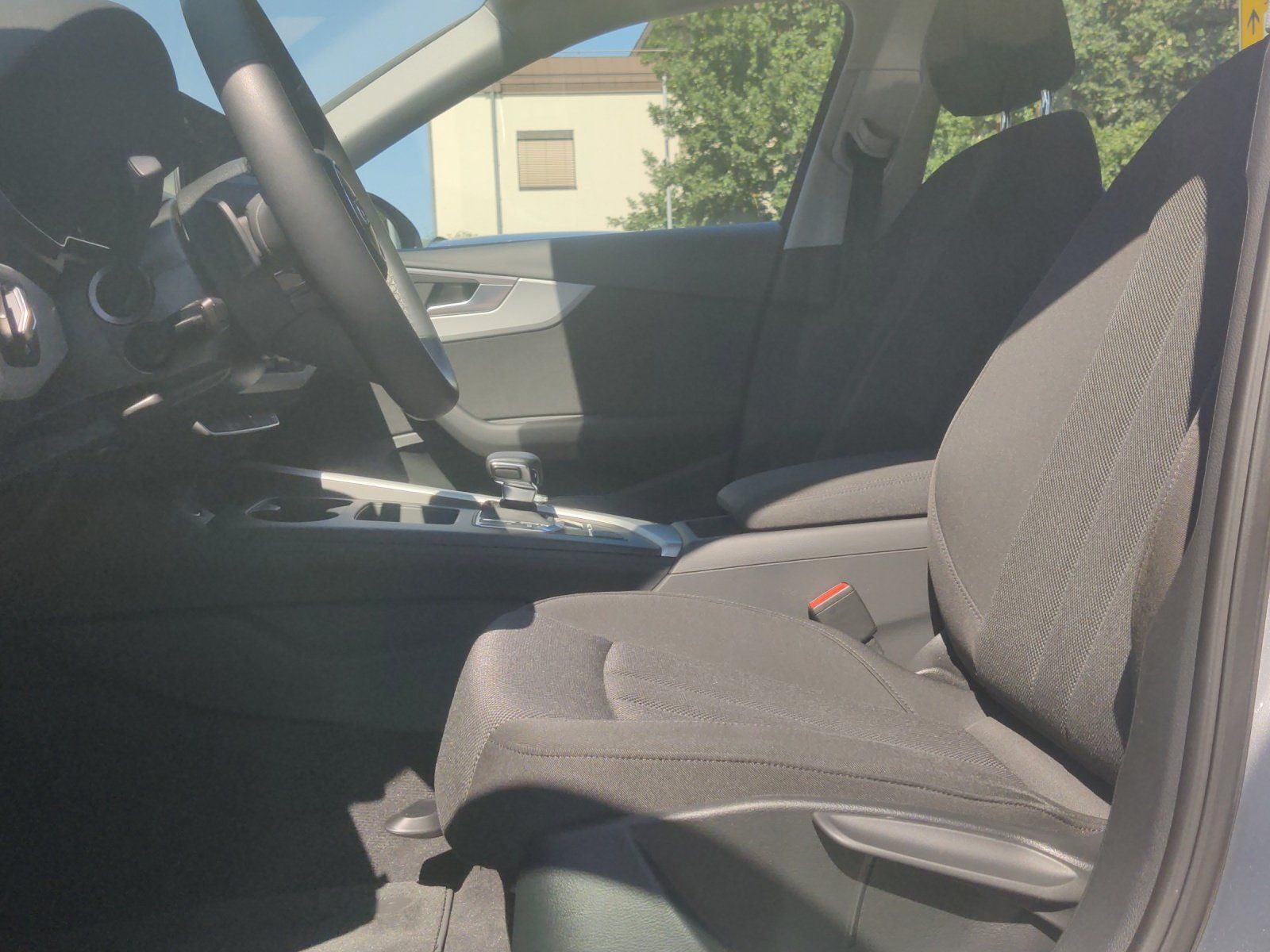 Fahrzeugabbildung Audi A4 Avant 30 TDI advanced AHK,Kamera,Navi,PDC,SHZ