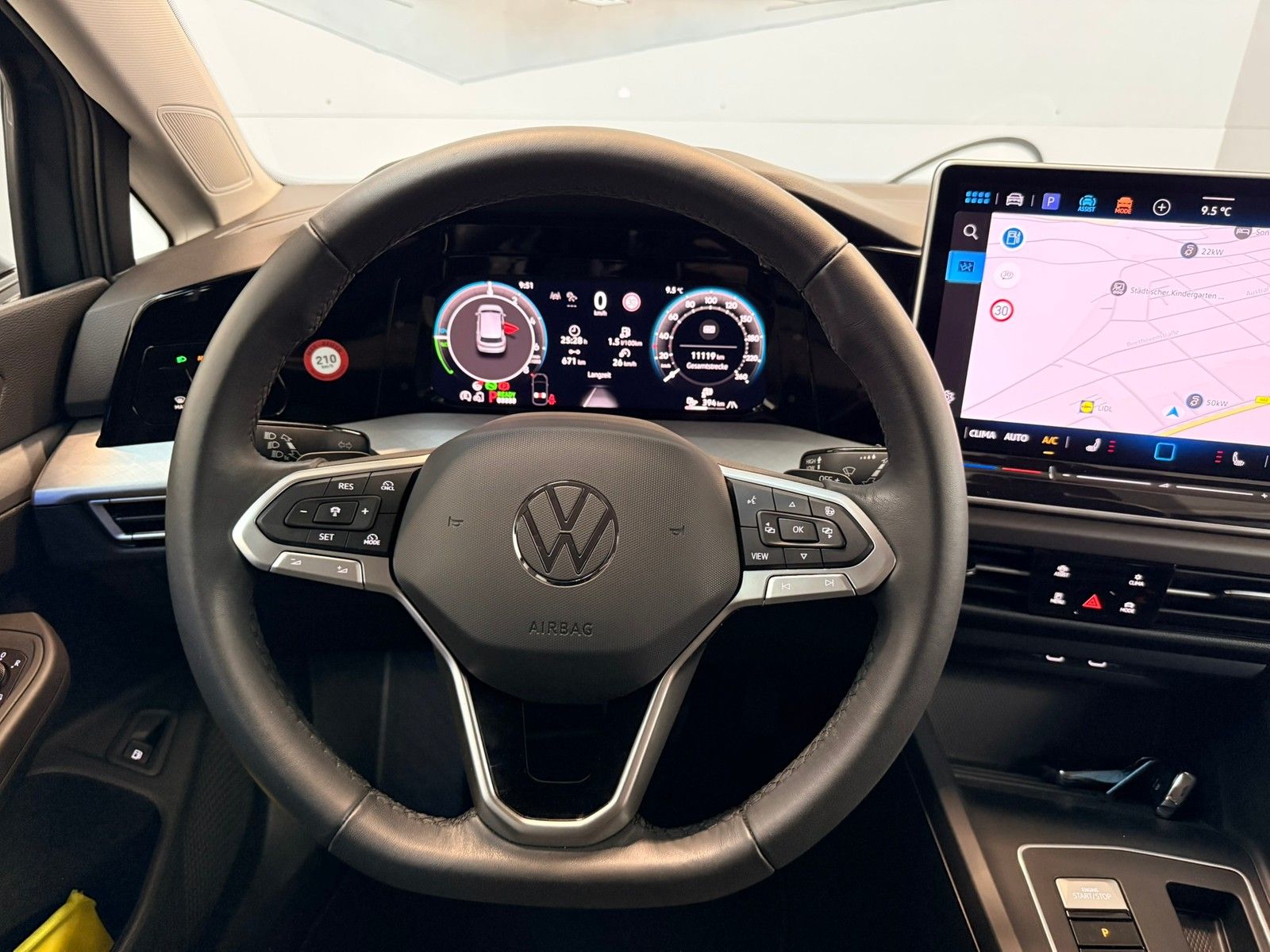 Fahrzeugabbildung Volkswagen Golf VIII 1.5 TSI eHybrid 150 kW Life +Navi +Kam