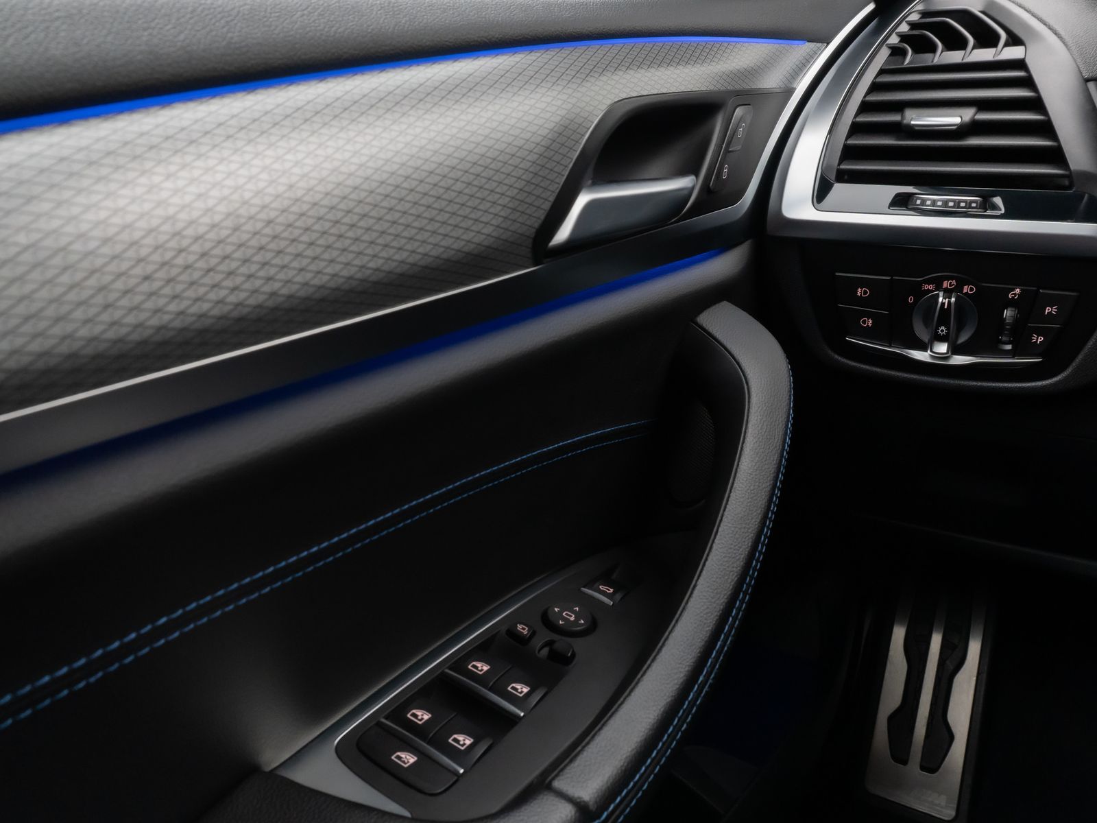 Fahrzeugabbildung BMW X3 xD20d M Sport Kamera HUD DAB H/K AHK Komfort