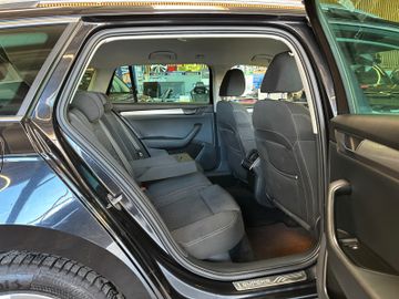 Skoda Superb Combi Style 4x4 *SZHZ*PDC*AHK*NAVI*KLIMA*