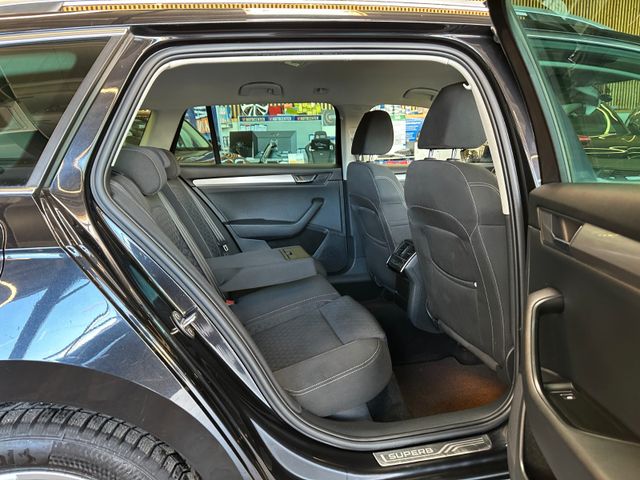 Skoda Superb Combi Style 4x4 *SZHZ*PDC*AHK*NAVI*KLIMA*