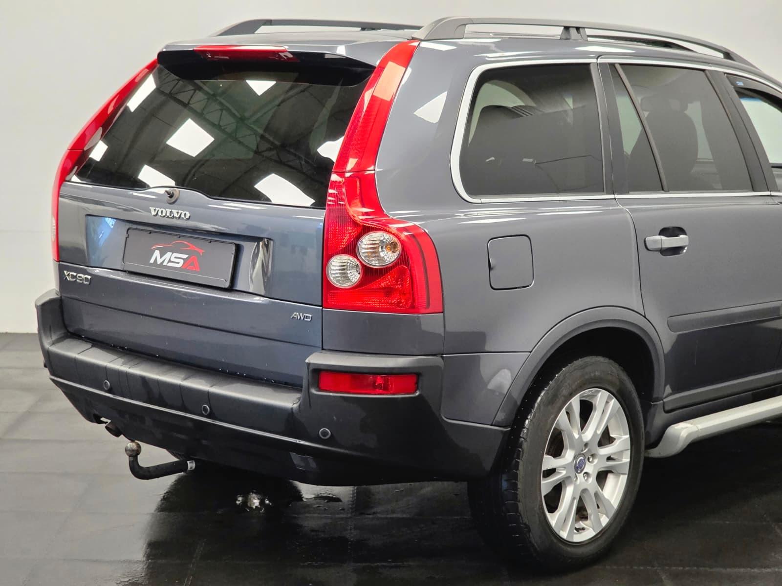 Volvo XC90 D5 Momentum 2.4 5 cyl. 185 ch BVM 4x4 / 172 300 km / Toit ouvrant / Cuir / Distribution neuve / Attelage