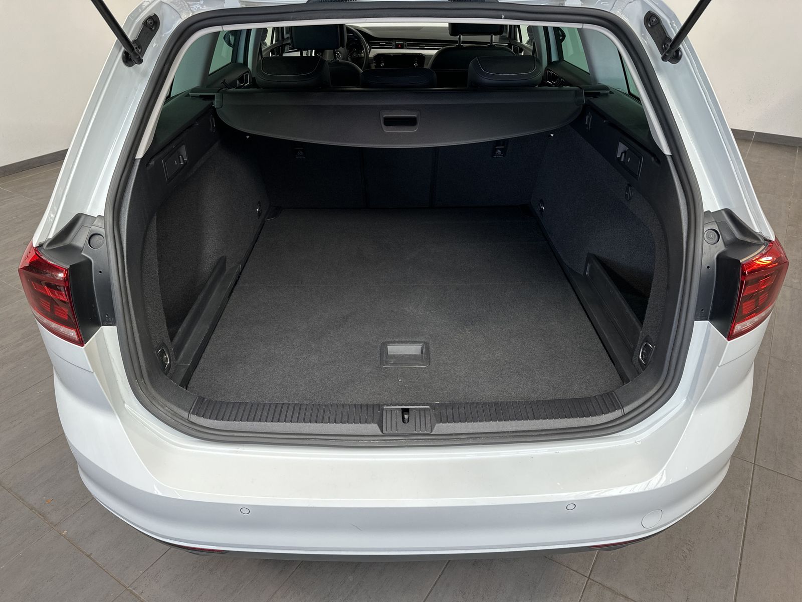 Fahrzeugabbildung Volkswagen Passat Variant 2.0 TDI DSG Business NAV+LED+KAM