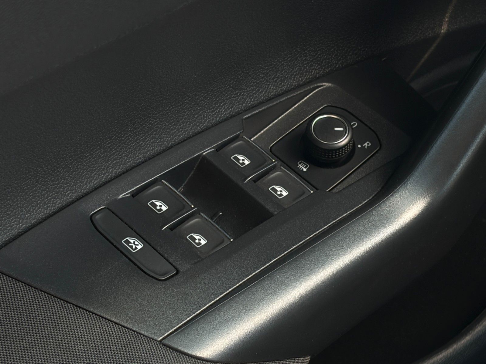 Fahrzeugabbildung Volkswagen Polo VI GTI 2.0 TSI DSG KW ACC PDC SHZ CarPlay