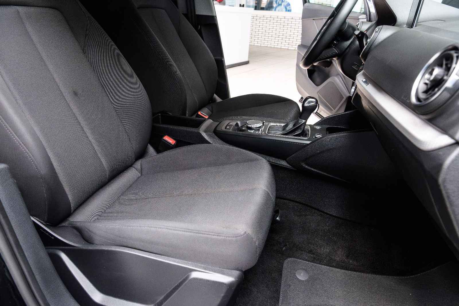 Fahrzeugabbildung Audi Q2 35 TFSI S tronic LED/SZH/RFK/NAVI/GJR