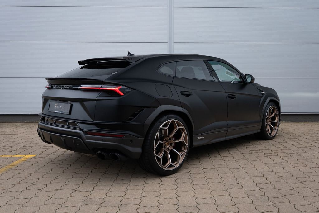 LAMBORGHINI Urus 2025