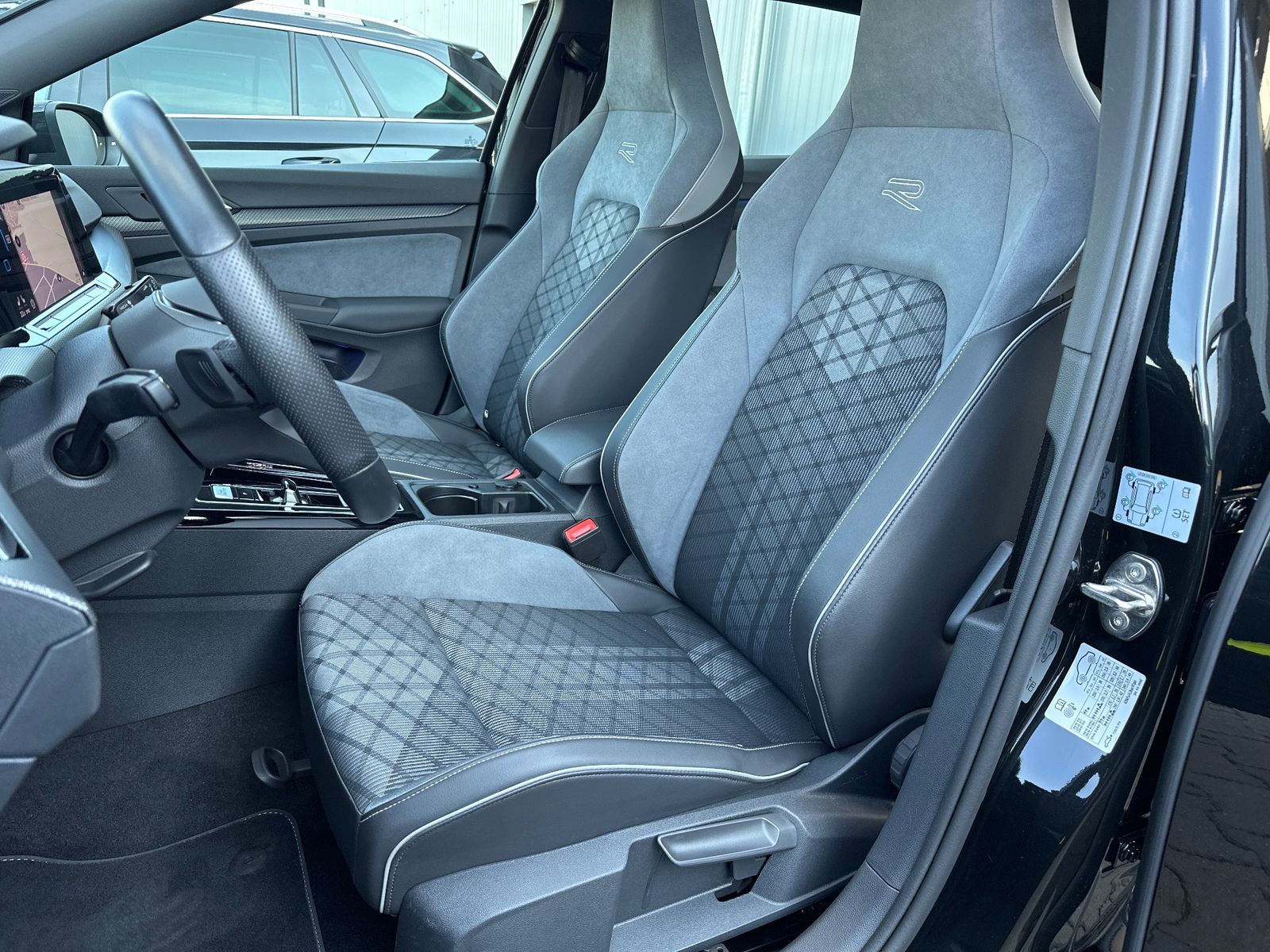 Fahrzeugabbildung Volkswagen Golf Variant R-Line NAV+IQ-LIGHT+ACC+PANO+