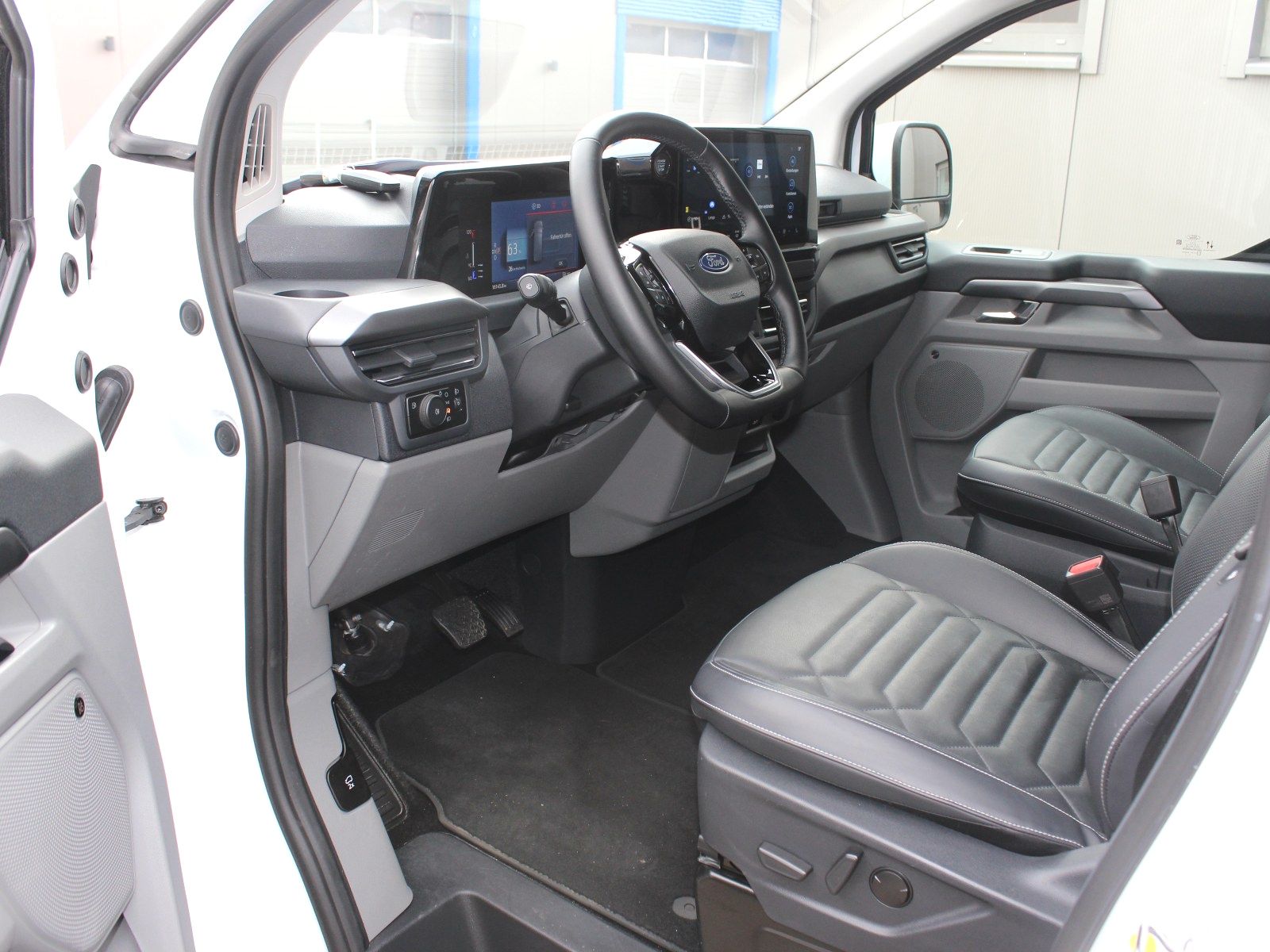 Fahrzeugabbildung Ford Tourneo Custom Plug-in Hybrid 340 L1 Titanium